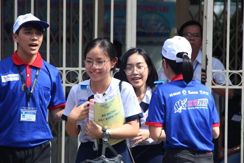 Những thí sinh hoàn thành sớm bài thi môn Ngữ văn tại điểm thi Trường Trung học cơ sở Colette, Quận 3, TP Hồ Chí Minh. (Ảnh: Xuân Dự/TTXVN) 