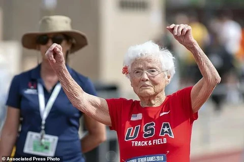 Bà Julia Hawkins lập kỷ lục về chạy 50m dành cho người cao tuổi. (Ảnh: AP)