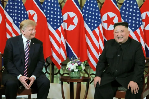 Tổng thống Mỹ Donald Trump và nhà lãnh đạo Triều Tiên Kim Jong-un trong cuộc gặp thượng đỉnh tại Hà Nội. (Ảnh: AFP/ TTXVN) 