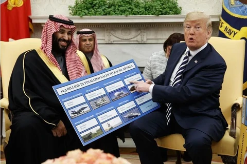 Tổng thống Mỹ Donald Trump giới thiệu với Thái tử Saudi Arabia Mohammed bin Salman về các loại vũ khí. (Ảnh: AP)