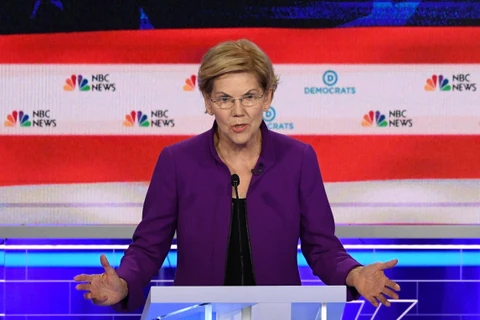 Ứng cử viên Elizabeth Warren phát biểu trong cuộc tranh luận tại Miami, Florida. (Ảnh: AFP/ TTXVN) 