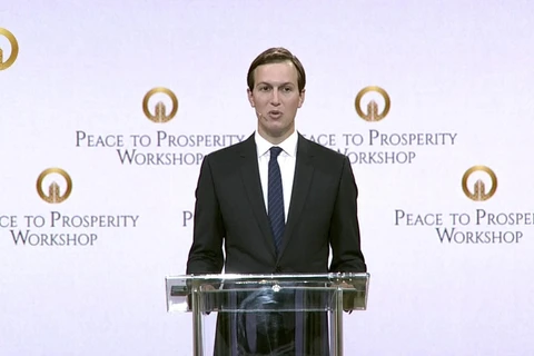 Cố vấn cấp cao Nhà Trắng Jared Kushner phát biểu tại hội nghị ở Manama. (Ảnh: AFP/TTXVN) 