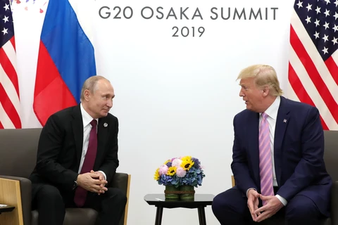 Tổng thống Nga Vladimir Putin và người đồng cấp Mỹ Donald Trump trong cuộc hội đàm ở Osaka, Nhật Bản. (Ảnh: AFP/TTXVN) 