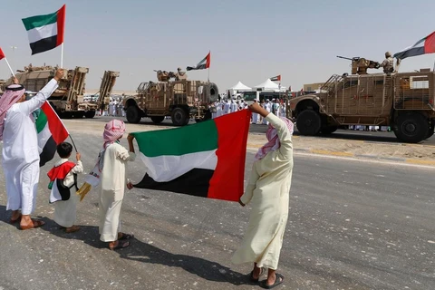 Người dân UAE chào đón binh sĩ trở về từ Yemen. (Ảnh: The National)