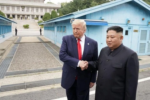 Cái bắt tay lịch sử giữa Tổng thống Donald Trump và nhà lãnh đạo Kim Jong-un. (Ảnh: Reuters)