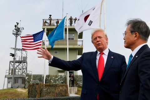 Tổng thống Mỹ Donald Trump và người đồng cấp Hàn Quốc Moon Jae-in tại DMZ. (Ảnh: CNN) 