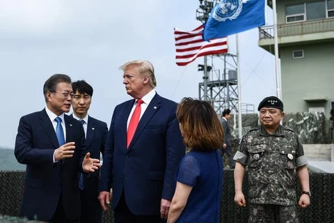 Tổng thống Mỹ Donald Trump và người đồng cấp Hàn Quốc Moon Jae-in tại DMZ. (Ảnh: CNN)