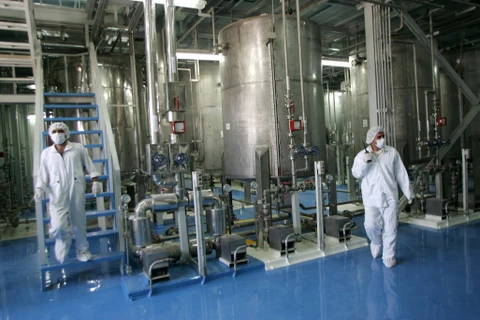 Kỹ thuật viên Iran kiểm tra các thiết bị tại cơ sở làm giàu urani Isfahan, cách thủ đô Tehran 420km về phía Nam. (Ảnh: AFP/TTXVN)