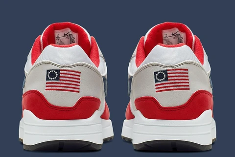 Mẫu giày mang cờ Mỹ gây tranh cãi của Nike. (Ảnh: Sneakernews)