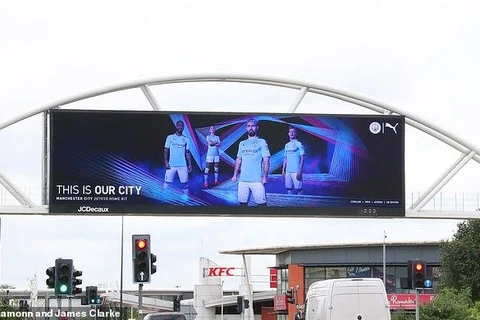 Biển quảng cáo của Manchester City đặt ngay cạnh sân Old Trafford. (Ảnh: Daily Mail) 
