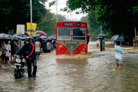 Thành phố Mumbai tê liệt do ngập lụt. (Ảnh: Wikimedia)