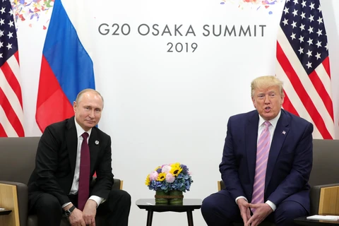 Tổng thống Mỹ Donald Trump người đồng cấp Nga Vladimir Putin tại cuộc gặp ở Osaka, Nhật Bản ngày 28/6. (Ảnh: THX/TTXVN) 