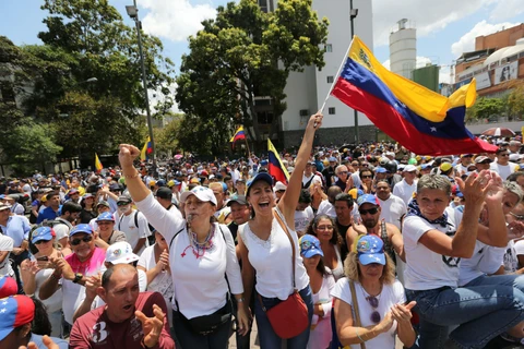 Người biểu tình Venezuela đòi Tổng thống Nicolas Maduro từ chức. (Ảnh: AP)