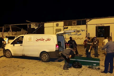 Hiện trường vụ tấn công nhằm vào trại tạm giữ người di cư Tajoura ở ngoại ô Tripoli, Libya. (Ảnh: AFP/ TTXVN) 