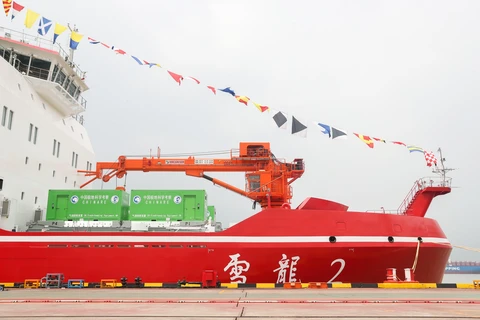 Tàu phá băng đầu tiên tự chế tạo của Trung Quốc Tuyết Long 2 tại cảng của Công ty đóng tàu Giang Nam ở Thượng Hải. (Ảnh: THX/TTXVN) 