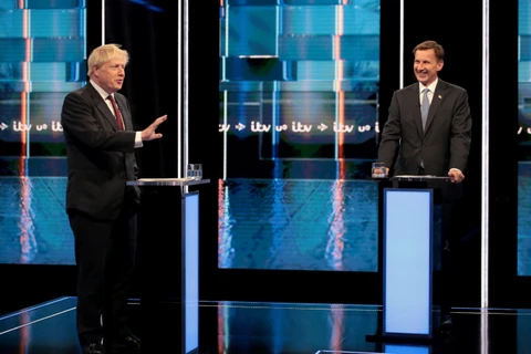 Cựu Ngoại trưởng Anh Boris Johnson và Ngoại trưởng đương nhiệm Jeremy Hunt. (Ảnh: AFP/TTXVN) 