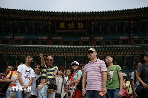 Khách du lịch Trung Quốc tham quan cung điện Gyeongbokgung ở Seoul. (Nguồn: AFP/TTXVN)