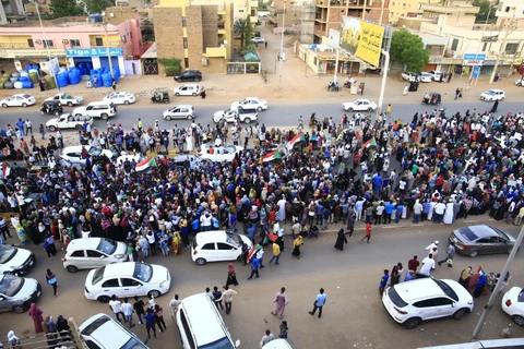 Người biểu tình tập trung tại thủ đô Khartoum của Sudan ngày 13/7. (Ảnh: THX/ TTXVN) 