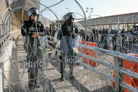 Lực lượng bảo vệ biên giới Mỹ gác tại Cầu quốc tế Paso del Norte nối liền các thành phố biên giới Mỹ-Mexico. (Ảnh: AFP/TTXVN) 