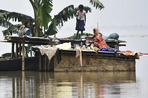 Cảnh ngập lụt tại Kamrup, bang Assam, Ấn Độ. (Ảnh: AFP/TTXVN) 