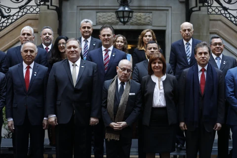 Ngoại trưởng các nước chụp ảnh lưu niệm tại hội nghị ở Buenos Aires, Argentina. (Ảnh: AFP/TTXVN) 