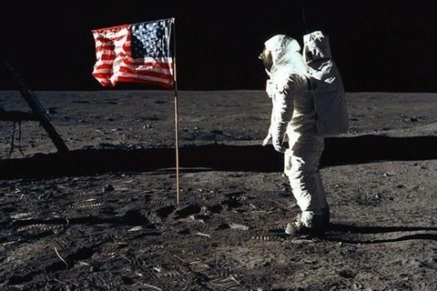 Nhà du hành vũ trụ Mỹ đặt chân lên Mặt Trăng. (Ảnh: Reuters) 