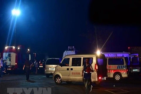Nhân viên cứu hộ tới hiện trường vụ nổ nhà máy khí đốt tại thị trấn Nghĩa Mã, Hà Nam, Trung Quốc. (Ảnh: THX/TTXVN) 