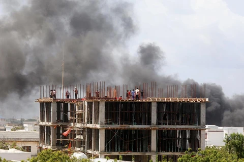 Cột khói bốc lên sau vụ nổ. (Ảnh: Reuters)