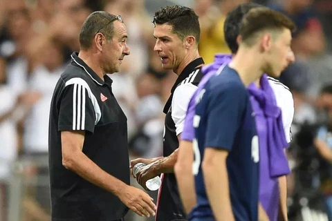 Ronaldo nổi cáu với Sarri sau khi bị rút khỏi sân. (Ảnh: AFP) 