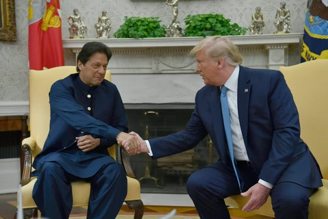 Tổng thống Mỹ Donald Trump và Thủ tướng Pakistan Imran Khan. (Ảnh: AFP/TTXVN) 