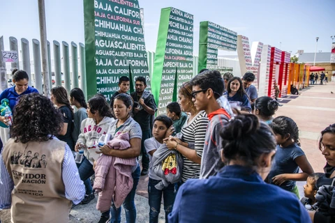 Người di cư bị trục xuất khỏi Mỹ tập trung tại khu vực biên giới Mỹ-Mexico. (Ảnh: AFP/TTXVN) 