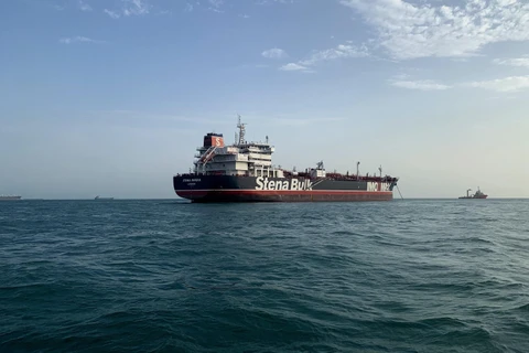 Tàu chở dầu mang cờ Anh Stena Impero ở gần Eo biển Hormuz. (Ảnh: THX/TTXVN) 
