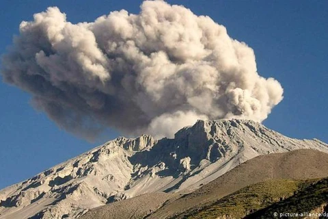Núi lửa Ubinas phun trào. (Ảnh: DW)