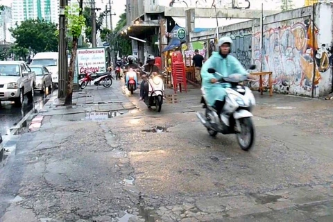 Người dân Thái Lan đi xe máy trên vỉa hè. (Ảnh: Thaiger) 