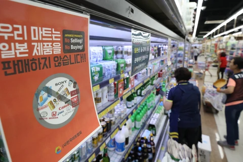 Bảng thông báo không bán các sản phẩm từ Nhật Bản tại một siêu thị ở Seoul, Hàn Quốc. (Ảnh: AFP/TTXVN) 