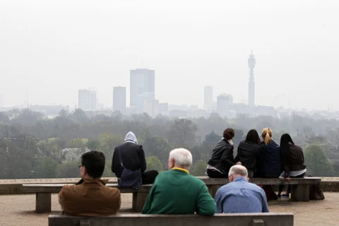 Khói mù ô nhiễm bao phủ bầu trời London, Anh. (Ảnh: AFP/ TTXVN)