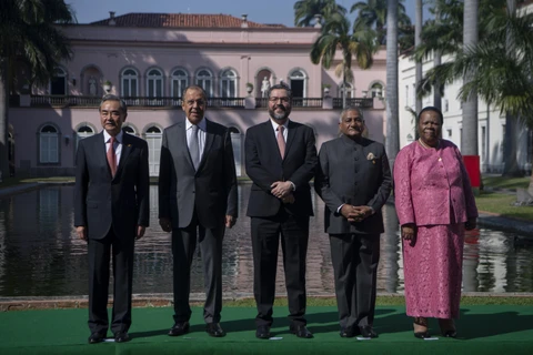 Đại diện các nước nhóm BRICS chụp ảnh chung tại Rio de Janeiro, Brazil. (Ảnh: AFP/ TTXVN) 