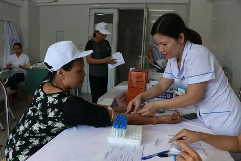 Khám, tư vấn, xét nghiệm viêm gan miễn phí cho người dân tại Bệnh viện Bệnh nhiệt đới tỉnh Hải Dương. (Ảnh: Mạnh Minh/TTXVN) 