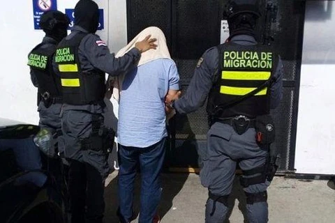 Cảnh sát Costa Rica bắt giữ một đối tượng bị nghi thuộc đường dây buôn người. (Ảnh: Reuters)