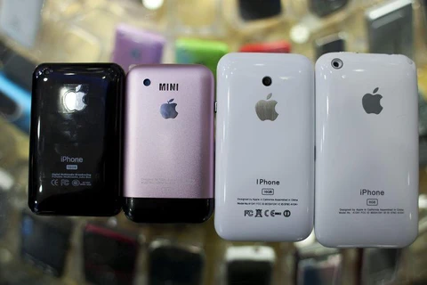 Điện thoại iPhone giả bày bán tại Trung Quốc. (Ảnh: Getty)