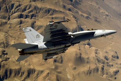 Một máy bay F/A-18E bay tập sa mạc Mojave. (Ảnh: Getty)