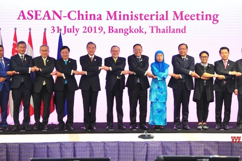 Ngoại trưởng Trung Quốc Vương Nghị chụp ảnh cùng ngoại trưởng các nước ASEAN. (Ảnh: Reuters) 