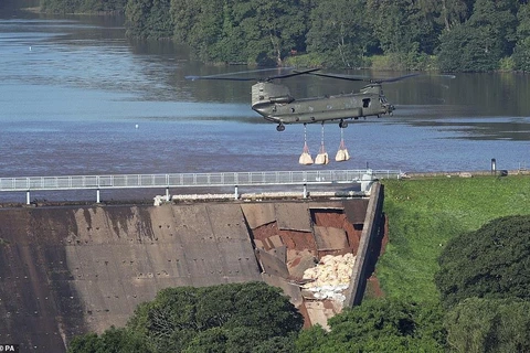 Trực thăng của Không quân Anh thả túi cát để sửa chữa đập Toddbrook. (Ảnh: PA)