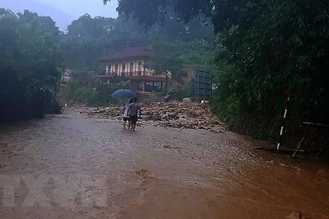 Nước lũ dâng cao làm ngập 1 tuyến đường tại huyện biên giới Mường Lát, Thanh Hóa. (Ảnh: Nguyễn Nam/TTXVN) 