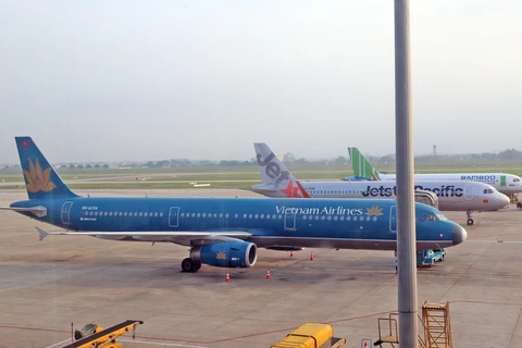 Máy bay của Vietnam Airlines và Jetstar Pacific. (Ảnh: Huy Hùng/TTXVN)