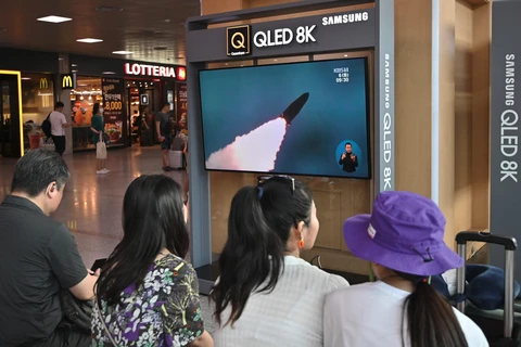 Người dân Hàn Quốc theo dõi thông tin về vụ phóng thử của Triều Tiên qua màn hình vô tuyến tại Seoul. (Ảnh: AFP/TTXVN) 