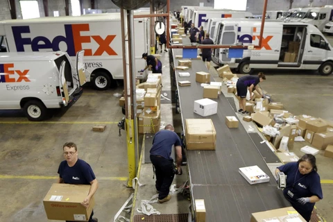 Một trung tâm chuyển phát đường bộ của FedEx. (Ảnh: AP)