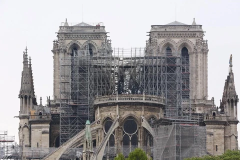 Nhà thờ Đức Bà Paris bị phá hủy một phần sau vụ hỏa hoạn. (Ảnh: THX/TTXVN) 
