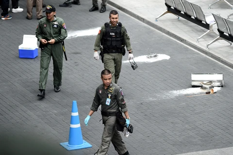 Cảnh sát điều tra hiện trường vụ nổ ở Bangkok. (Ảnh: AFP/TTXVN)