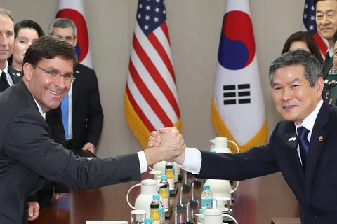 Bộ trưởng Quốc phòng Hàn Quốc Jeong Kyeong-doo và người đồng cấp Mỹ Mark Esper. (Ảnh: Yonhap/ TTXVN) 